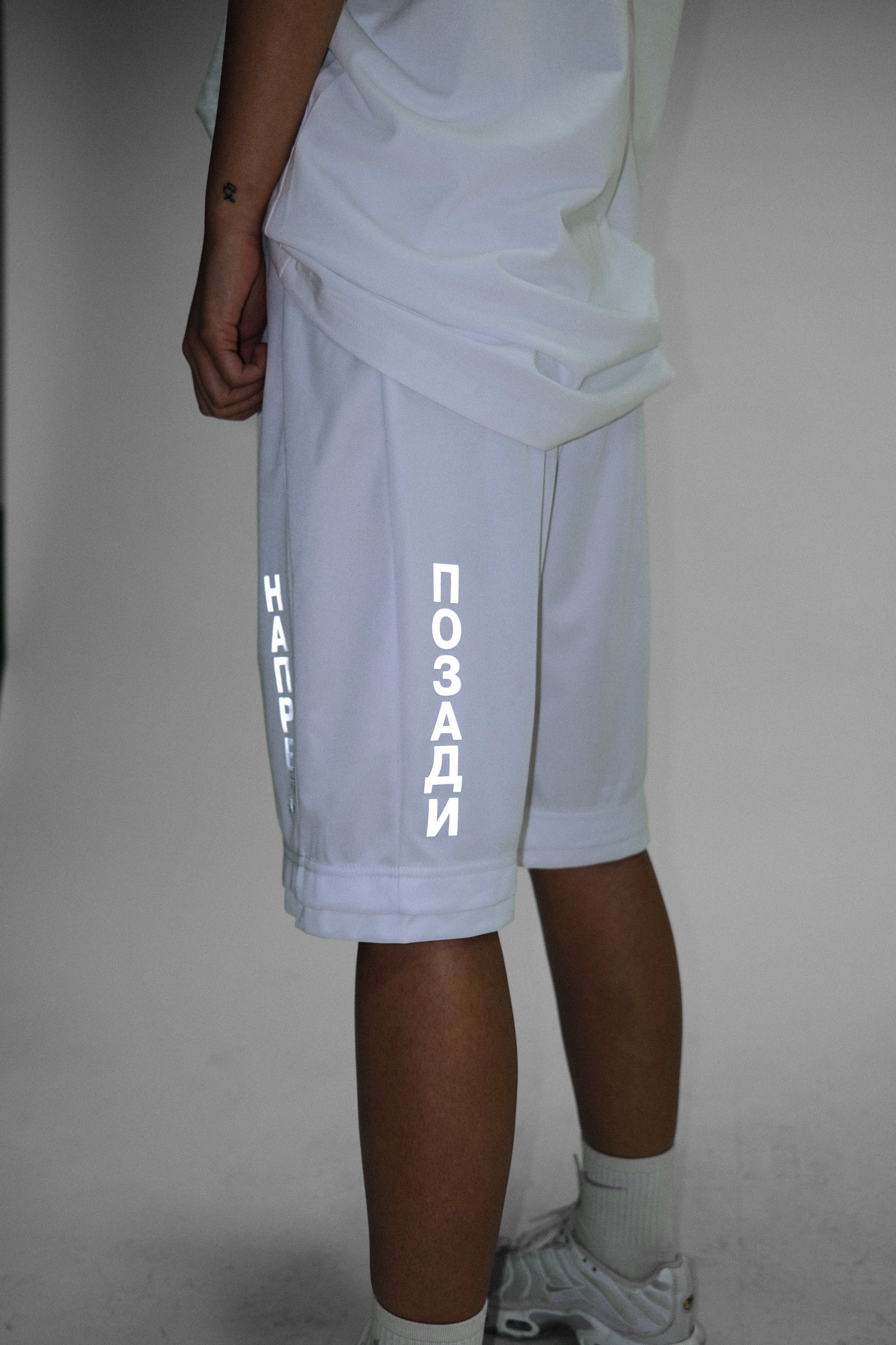НАПРЕД/ПОЗАДИ 3M REFLECTIVE white jersey shorts – COLOSSAL SUPREME COSMOS